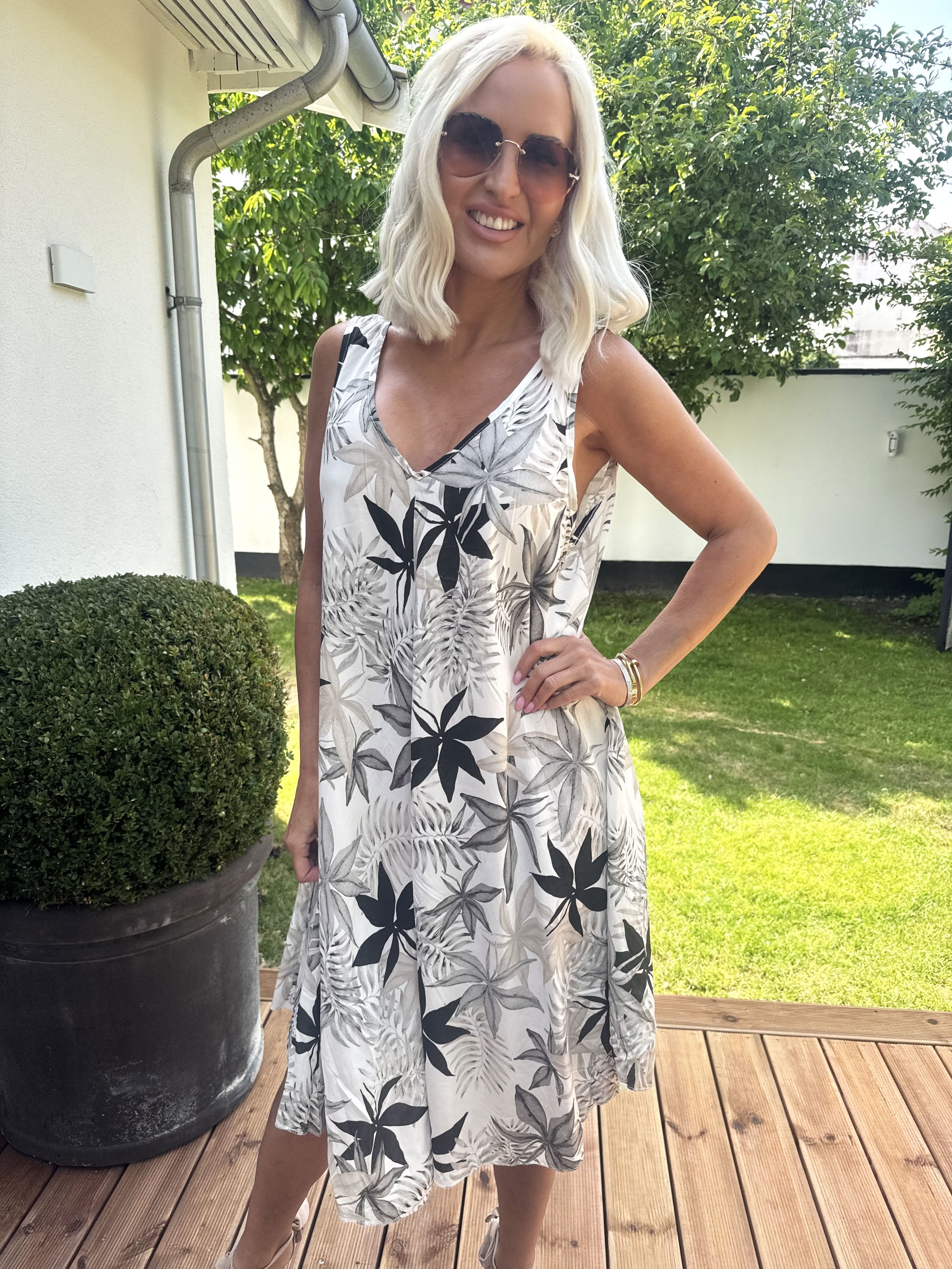 Sigri - Söt blommig klänning i viskos med breda axelband